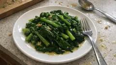 마늘 향으로 딱 10분, 고마츠나 소테로 깔끔한 한 접시